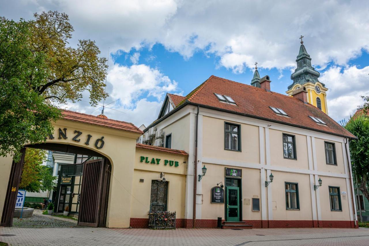 Bed and Breakfast Play Pub Étterem és Panzió à Debrecen Extérieur photo